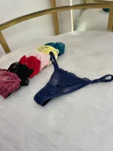 Pack de tres microtangas de encaje con diseño floral, laterales regulables y terminaciones delicadas.