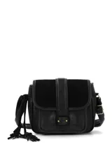 Cartera bandolera de ecocuero negro con solapa frontal de cuero natural, cierre con broche imantado, bolsillo delantero, correa ajustable y detalle de llavero con flecos.