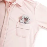 Pijama de dos piezas color rosa pálido, confeccionado en terciopelo. La camisa es de manga larga con botones frontales y bolsillo en el pecho. El pantalón es de corte recto con cintura elástica.