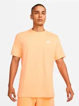 Remera Nike Sportswear Club de color salmón, de corte clásico y mangas cortas, con el logotipo de Futura bordado en blanco en el pecho.