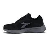 Championes deportivos Diadora modelo Robin 4 para hombre, color negro con logo blanco en el lateral y suela gruesa blanca.