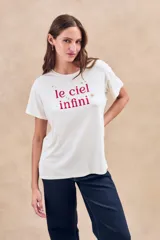 Remera blanca de corte clásico con estampado frontal de la frase 'le ciel infini' en color fucsia.