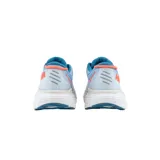 Championes de running Hoka modelo Gaviota 4, color celeste con detalles en naranja y suela blanca con motas celestes.
