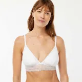 Sujetador triangular blanco con banda inferior de encaje y tirantes finos ajustables. Sin aro y con copas suaves, ideal para uso diario.