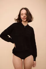 Campera de punto con cierre frontal, diseño de rayas horizontales en tonos verde, verde oscuro y rojo, y textura ondulada en el tejido.