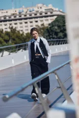 Top deportivo negro sin mangas, tejido en morley sin costuras. Presenta escote redondo alto y logo tejido a contratono en la espalda.