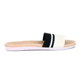 Sandalias planas Beira Rio para mujer, con base color beige y faja ancha superior decorada con franjas horizontales de colores: bordó, naranja, amarillo y turquesa.