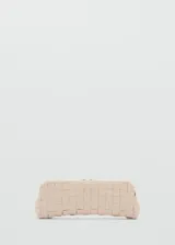 Bolso de mano tipo clutch con diseño trenzado en color beige, estructura rígida y cierre superior.