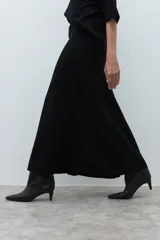 Falda midi tejida de corte recto y silueta ajustada, con cintura elástica y diseño minimalista.
