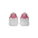 Championes Nike Air Force 1 '07, de diseño clásico con base blanca y detalles en color rosa texturizado en el logo lateral y el talón.