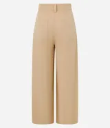 Pantalón pantalona negro de sastrería con pliegues delanteros y cintura sencilla con botón.