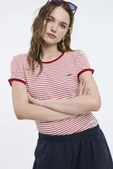 Remera baby blanca de algodón, de corte cropped al cuerpo y mangas cortas. Presenta ribetes negros en contraste en el cuello redondo y los puños, con un estampado localizado de un ají rojo con la inscripción 'Pimentón' en el centro del pecho.