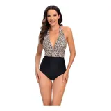 Malla entera de diseño combinado, con corpiño triangular de estampa animal print tipo leopardo con tiras para atar al cuello y bombacha tiro alto de color negro liso con laterales plisados.
