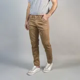 Pantalón de gabardina color marrón claro, corte slim fit y diseño clásico de cinco bolsillos.