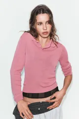 Polo de punto liso color azul marino, con cuello polo, manga larga y botones frontales.