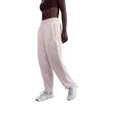 Pantalón deportivo Nike de corte recto y ajuste holgado, confeccionado en tejido polar suave. Presenta cintura elástica y el logo de la marca bordado en pequeño en la parte superior.