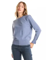 Buzo de tejido de punto color azul, con cuello redondo, mangas largas con diseño de rombos calados y detalle de volado en los puños. Presenta hombros ligeramente fruncidos y terminaciones en rib acanalado.