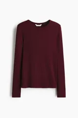 Remera entallada de manga larga con cuello redondo, confeccionada en tejido de algodón acanalado.