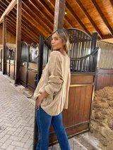 Buzo oversize color camel, con diseño de ochos en la parte delantera y liso en la espalda.