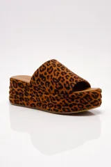Sandalias con plataforma alta y diseño de una sola tira ancha con estampado animal print.