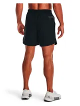 Short deportivo Under Armour modelo Peak Woven de color negro, confeccionado en tejido elástico ligero y transpirable, con cintura elástica, bolsillos laterales y aberturas en los laterales del dobladillo para mayor movilidad.