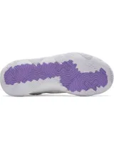Championes de básquetbol Under Armour modelo Jet 25, con diseño de corte medio en color blanco con detalles en lila. Presentan una parte superior de materiales mixtos para mayor durabilidad y transpirabilidad, cuello acolchado para sujeción y entresuela Micro G para una amortiguación reactiva.