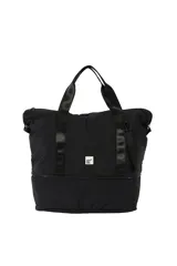 Bolso tipo tote negro de nylon con asas de mano, correa ajustable y compartimento inferior con cierre perimetral. Cuenta con una etiqueta frontal con la marca y un llavero colgante.