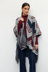 Poncho de jacquard con diseño geométrico en bordeaux, azul marino y gris.