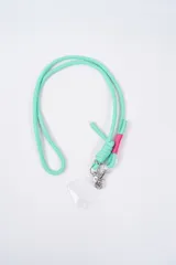 Correa para celular de cordón color verde menta, con detalle de ajuste en color fucsia y mosquetones metálicos para enganche.