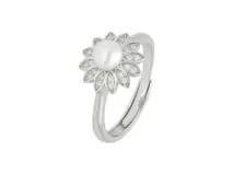Anillo de plata 925 con diseño floral, compuesto por una perla central rodeada de pétalos decorados con circonias brillantes.