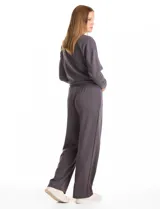 Pantalón jogger de corte recto, color blanco, con cintura elástica, cordón de ajuste y bolsillos laterales.