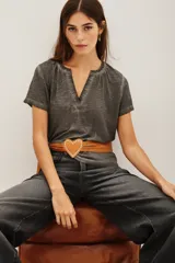 Remera de algodón y modal con efecto lavado, cuello en V con detalle de frunces y mangas cortas.