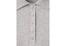 Jersey de punto gris con cuello polo y cierre frontal de botones, de manga larga y calce relajado.