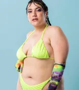 Top de bikini azul con tirantes finos y corte triangular.