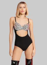 Body negro con escote halter y abertura en el abdomen. El corpiño está cubierto de pedrería plateada.