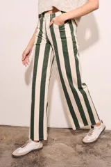 Pantalón jean recto color crudo con rayas verticales verdes.