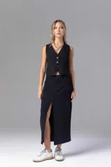 Falda midi negra con tajo lateral, bolsillos cargo y presillas para cinturón.