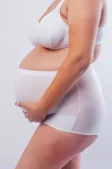 Bombacha maternal de tiro alto confeccionada en lycra reforzada, diseñada con elástico regulable en la cintura y panel frontal para soporte de la zona abdominal.