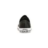 Zapatillas Converse Chuck Taylor All Star Ox de cuero negro con suela de goma blanca y detalles en negro.