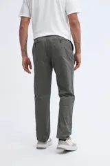 Pantalón chino gris de corte recto con textura, bolsillos laterales y trabillas para cinturón.