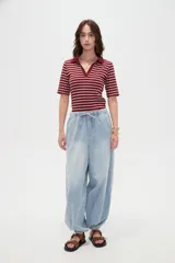 Pantalón jean de corte globo con cintura elástica y cordón ajustable, tiro medio y botamangas fruncidas con elástico.