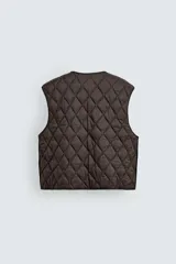 Cazadora regular fit de tejido técnico color marrón, con cuello subido, bolsillos de plastrón con solapa en la cadera, mangas largas con puños elásticos y cierre frontal con cremallera oculta por solapa con botones a presión.