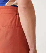 Short negro de lino de tiro alto con cierre frontal con botón.