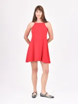 Vestido corto negro de tejido acanalado, con escote cuadrado y tirantes finos. Corte holgado tipo babydoll.