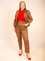 Conjunto sastrero con estampado animal print, compuesto por un blazer de corte clásico y un pantalón de vestir de corte recto.