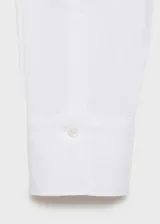 Camisa de corte recto confeccionada en una mezcla de algodón y lyocell. Presenta cuello camisero clásico, cierre frontal con botones y mangas largas con puños abotonados.