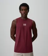 Musculosa deportiva Get Over de poliamida con tecnología dry, color gris oscuro, con cuello redondo, diseño sin mangas y estampa frontal con el texto "RUN CLUB".