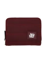 Monedero rectangular color bordó con cierre de cremallera y logo estampado en la esquina inferior derecha.