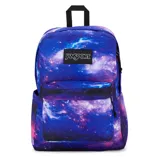 Mochila Jansport modelo SuperBreak Plus con estampado de galaxia en tonos azules, violetas y rosados. Cuenta con un compartimento principal, un bolsillo frontal con organizador, funda interna acolchada para laptop, bolsillo lateral para botella de agua, panel trasero acolchado y tirantes acolchados de corte recto.