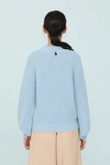 Sweater celeste de tejido de punto con mangas ranglán amplias y escote redondo.